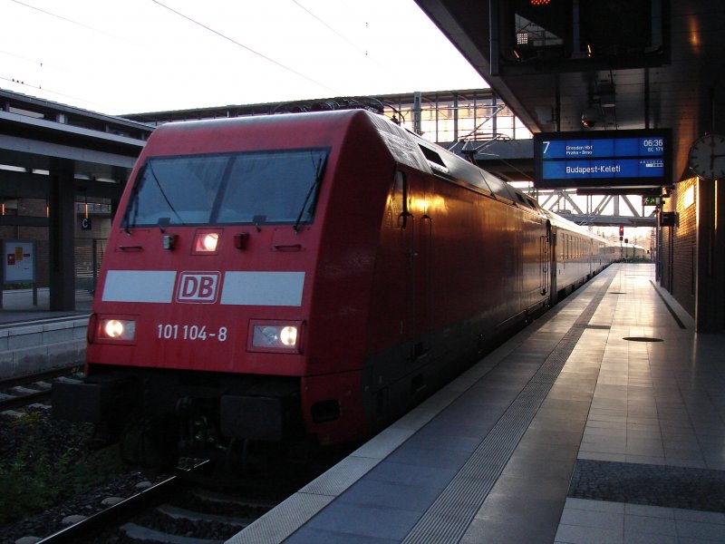 Sonnenaufgang am 13.08.07 in Berlin Gesundbrunnen. Es wird bereitgestellt EuroCity 171  Hungaria  nach Budapest Keleti Pu via Dresden, Děčn hlavn ndra, Praha Holeovice, Brno hlavn ndra und Bratislava hlavni stanica. 