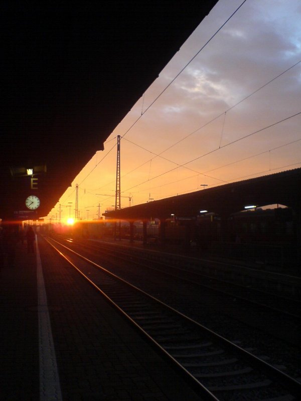 Sonnenaufgang im Donauwörther Bahnhof auf Gleis 5 im September 2006 als ich um 7:35 auf den Regionalexpress nach Augsburg wartete
