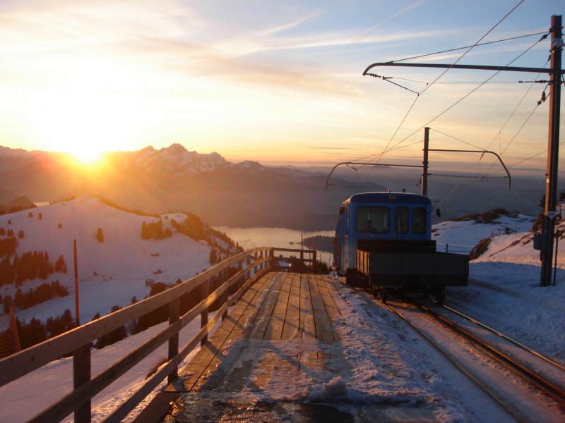 Sonnenuntergang am 08.01.2008

Zug 165 aus Arth-Goldau mit BDhe 2/4 13, Bt 23 und Kk 63 kommt pnktlich um 16.47h zum Sonnenuntergang auf Rigi Kulm an.

