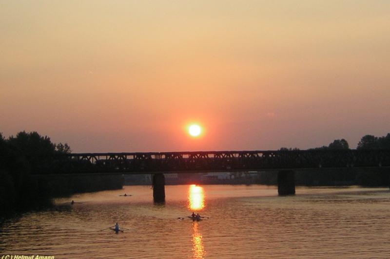 Sonnenuntergang an der Main-Neckar-Br�cke in Frankfurt am Main
am 06.10.2005 mit einem Zug in Fahrtrichtung Hauptbahnhof auf
der Br�cke.