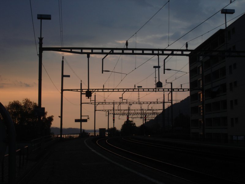Sonnenuntergang im Bahnhof von Arth-Goldau, ber dem Dorf tobt ein Gewitter. Blick Richtung Zug, 28.4.2007.