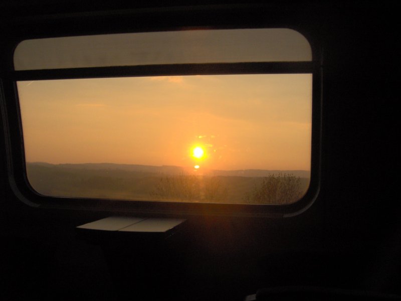 Sonnenuntergang fotografiert aus einem IC 2000 im Fr�hjahr 2005