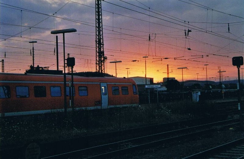 Sonnenuntergang �ber dem Bahnhof Dillingen (Saar) im August 2005. Hinweis: Gescanntes Foto.