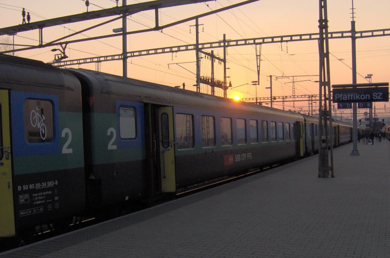 Sonnenuntergang ber dem EC nach Chur beim Halt in Pfffikon SZ im Jahr 2004.