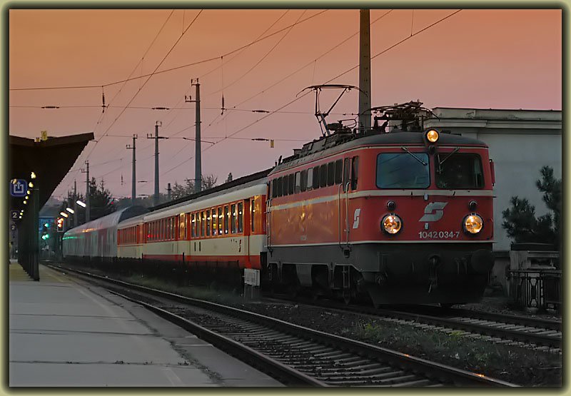 Sonnenuntergang in Wien-Heiligenstadt. Die zweite Altlack 1042 die mir am 20.10.2006 vor die Linse gekommen ist. 1042 034 mit dem E 7129  Egon Schiele  von Wien FJB nach Krems an der Donau.