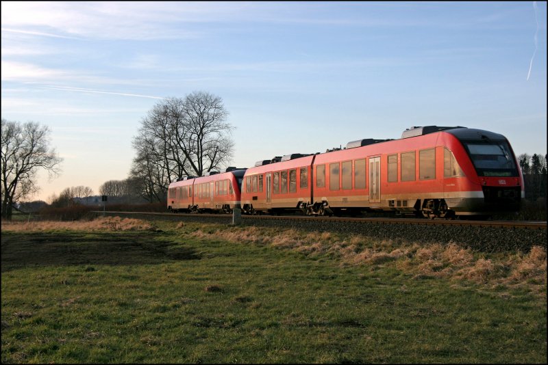 Sonnenuntergangsstimmung: Nachschuss auf die beiden 648er die als RE57 (RE 29250) (?)  Dortmund-Sauerland-Express  nach Dortmund fahren.