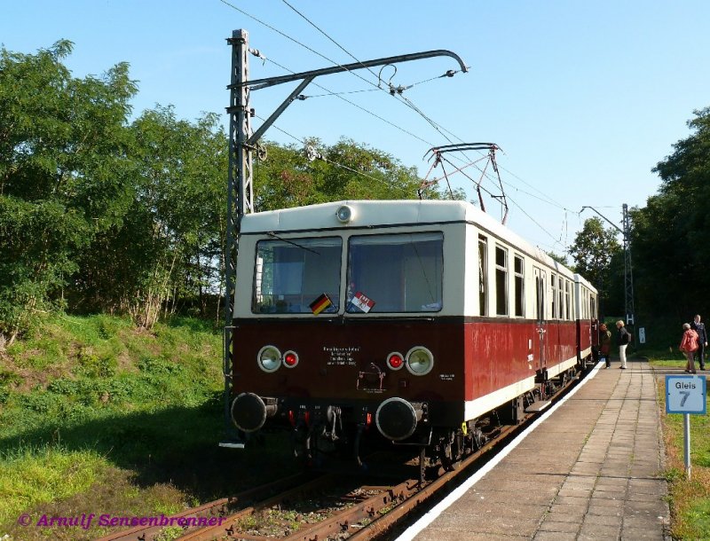Sonniger September bei der Buckower-Kleinbahn: 279 005 + 279 006 stehen bereit, um als Zug BKB04 von Mncheberg (11:20 ab) nach Buckow(11:32 an) zu fahren.

27.09.2008 Mncheberg