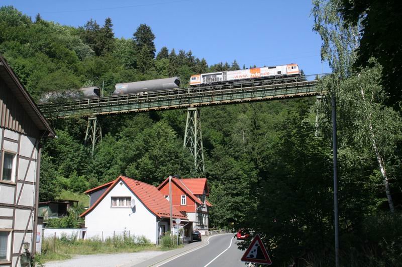 Sonntag 16.07.2006, Rbelandbahn. V330.2 der HVLE als Schublok (an der Stelle Bremslok) eines Kohlenstaubzuges fr die Fels-Werke. Hier auf dem Krocksteinviadukt in Neuwerk.