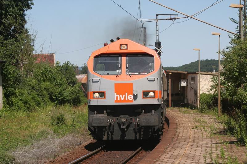 Sonntag 16.07.2006, Rbelandbahn. V330.2 der HVLE zieht den donnert durch den Bahnhof Blankenburg Nord. 