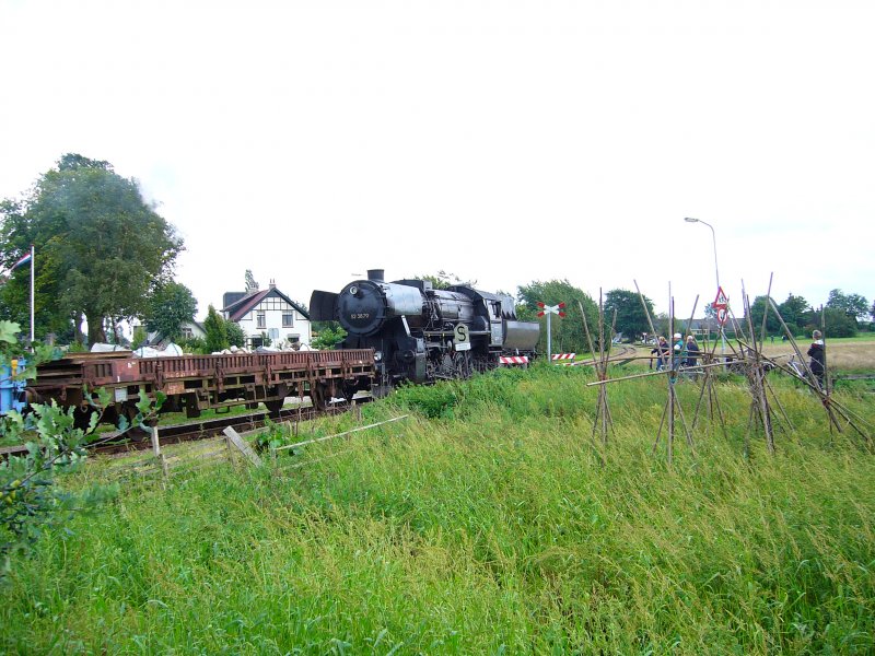 Sonntag 3. September 2006 Terug naar Toen ( Zurck nach Damals).
Die stereichische Kriegslok 52-3879 der VSM zieht ein Werkszug bei Lieren nach Beekbergen. 