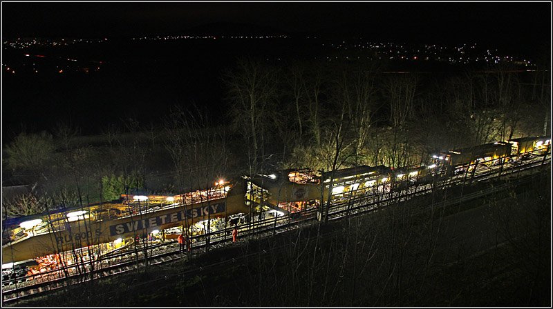 Sonntag frh um 5.00 Uhr (nach der Winterzeit wre es erst 4:00 Uhr gewesen) war es aus mit der Nachtruhe. Der Gleisumbauzug schaltete seine Beleuchtung und Motoren ein und begann mit der Arbeit. Da war dann fr mich Gelegenheit zu dieser nachtschlafenden Zeit Fotos zu machen. Blick aus unserer Haustr. 29.03.2009 (Matthias)