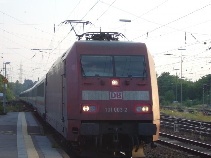 Sonntags morgens um 6.28 uhr eilt 101 003-2 mit dem EC 9  (Dortmund - Chur ) in den Bahnhof Solingen Ohligs. Aufgrund einer Gleisbaustelle und einer Falschfahrt mit wenigen Minuten versptung. 