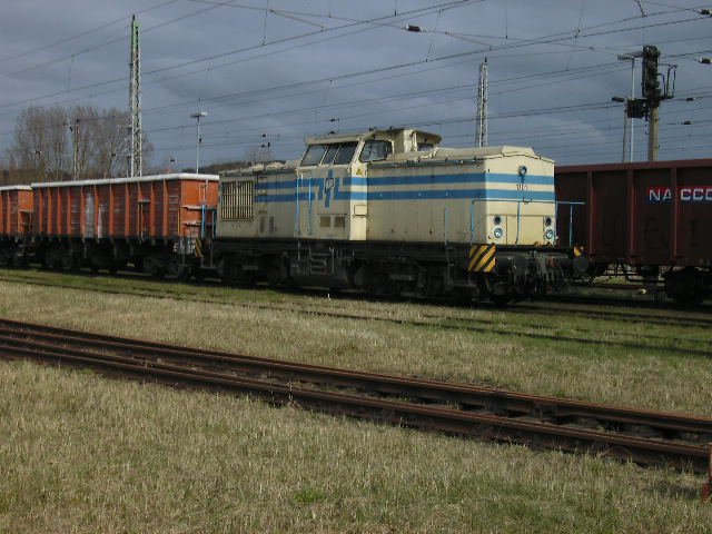 Sonntagsruhe ! Lok 1101 von ITB steht mit einem beladenen Kreidezug abgestellt in Bergen/Rgen am 06.04.2008