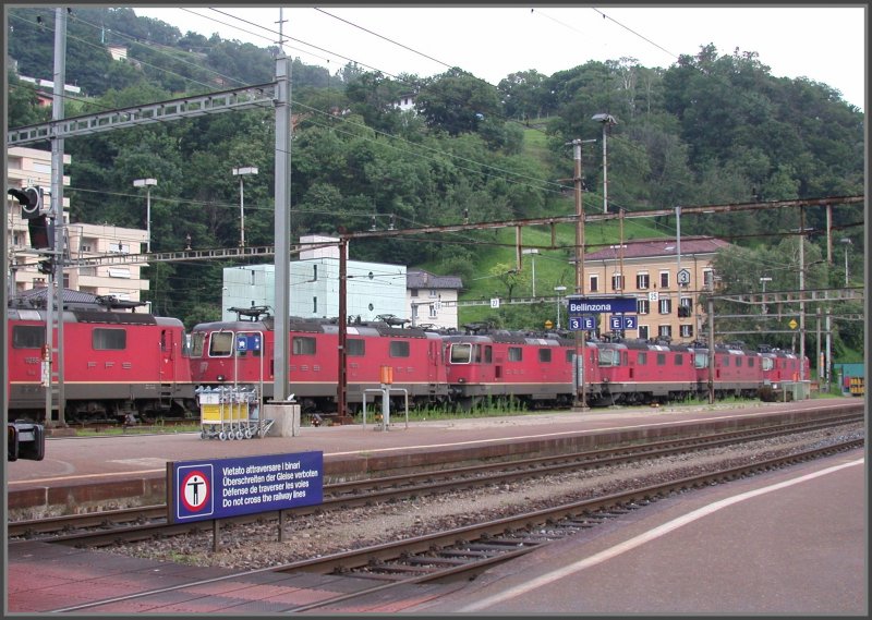 Sonntagsruhe am Gotthard. Abgestellte Re 4/4 in Bellinzona. (24.06.2007)