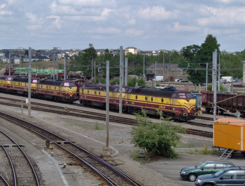 Sonntagsruhe in der Triage Bettemburg. Lokomotiven der Baureihe 1800 warten auf neue Einstze. (Mai 2004)
