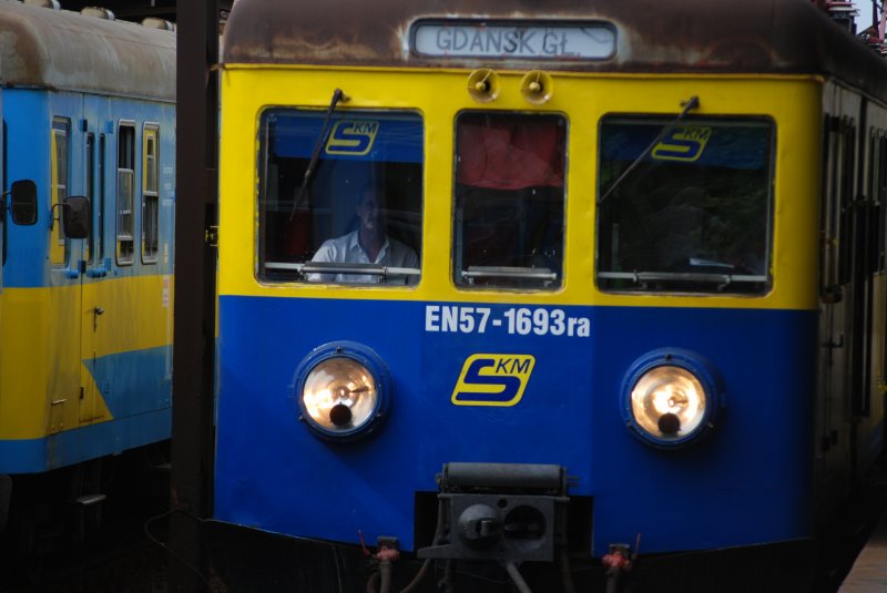 SOPOT (Woiwodschaft Pommern), 18.06.2007, S-Bahn-Zug EN57-1693ra nach Danzig Hbf im Bahnhof Sopot