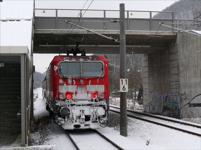 Sorry, die Loknummer wei ich leider nicht :). Eine 143 schiebt die S-Bahn Linie S3 nach Tharandt; Freital-Hainsberg-West, 18.02.2009
