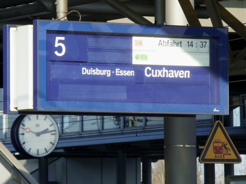 Soso... ist ja toll! Seit wann kann man denn von Dsseldorf Flughafen ber Duisburg und Essen nach Cuxhaven mit der S1 fahren???? Ich glaub das wr ttlich!!!! =) (Dsseldorf Flughafen am 31.01.2009)
