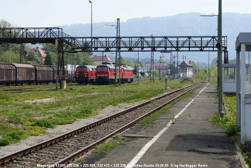 Soviel Betrieb sollte Lindau-Reutin immer haben..
Ganz links der Wagenzug 43194, den die in der Mitte zu sehenden 225 024 und 225 026 - beide hutzenlos - nach Reutin gebracht haben. Ganz rechts die beiden auf 45197 wartenden Gross-Russen 232 413 und 232 330, wobei letztere frisch untersucht ist.
24.04.09 