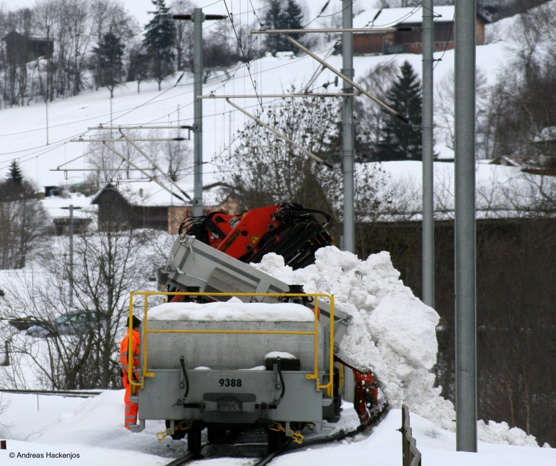Sowas gibt es auch nur in der Schweiz TM 2/2 (81) ist mit 3 Wagen unterwegs um den Schnee vom Bahnhofsplatz einige 100m hinter dem Bf abzukippen Bei Ilanz 23.2.0