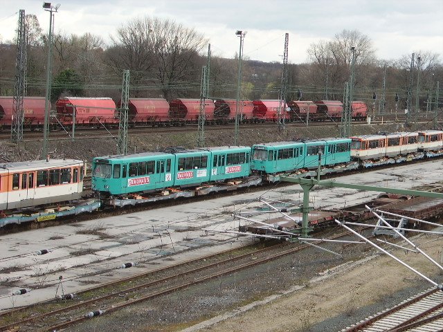 Sowohl die alte beige/orange Lackierung als auch die normale gr�ne Lackierung ging in die T�rkey. 