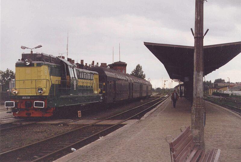 SP32 110 mit Grlitzer Doppelstockzug der ersten Generation mit Jakob-Drehgestellen im Jahre 1995 in Kostrzyn Oberer Bahnhof (Kstrin). Kostrzyn ist ein zweistckiger Kreuzungsbahnhof.