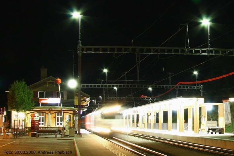 Sptzug 1173 (22.04 Uhr) mit Ge 4/4 III 643  Vals  und Ziel St. Moritz, fhrt am 30. August 2008 in den Bahnhof von Filisur ein. (Langzeitbelichtung mit 6 sek., Blende 9 und ISO 800)