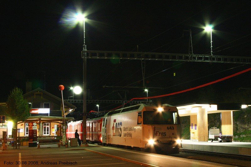 Sptzug 1173 (22.04 Uhr) mit Ge 4/4 III 643  Vals  (Ems-Chemie) und Ziel St. Moritz, steht am 30. August 2008 im Bahnhof von Filisur. (Langzeitbelichtung mit 6 sek., Blende 13 und ISO 800)