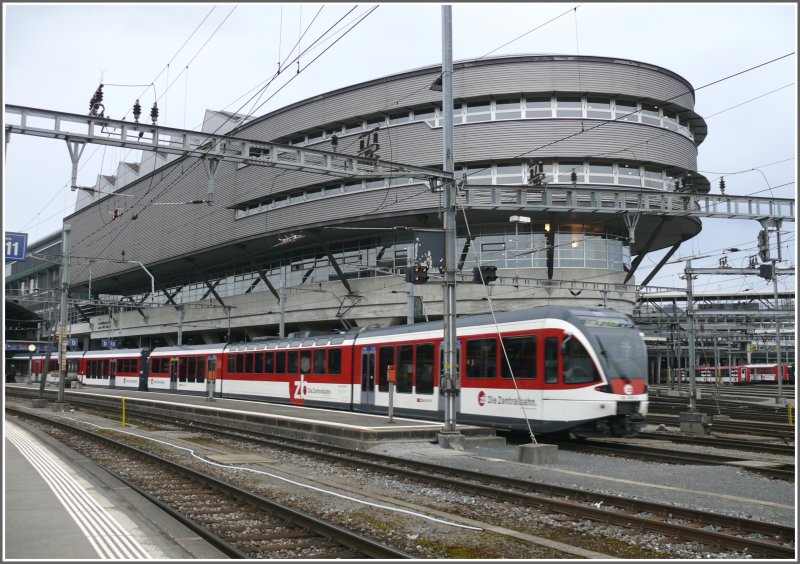 Spatz 130 005-2 der meterspurigen Zentralbahn vor dem Berufsbildungszentrum in Luzern. (25.03.2008)
