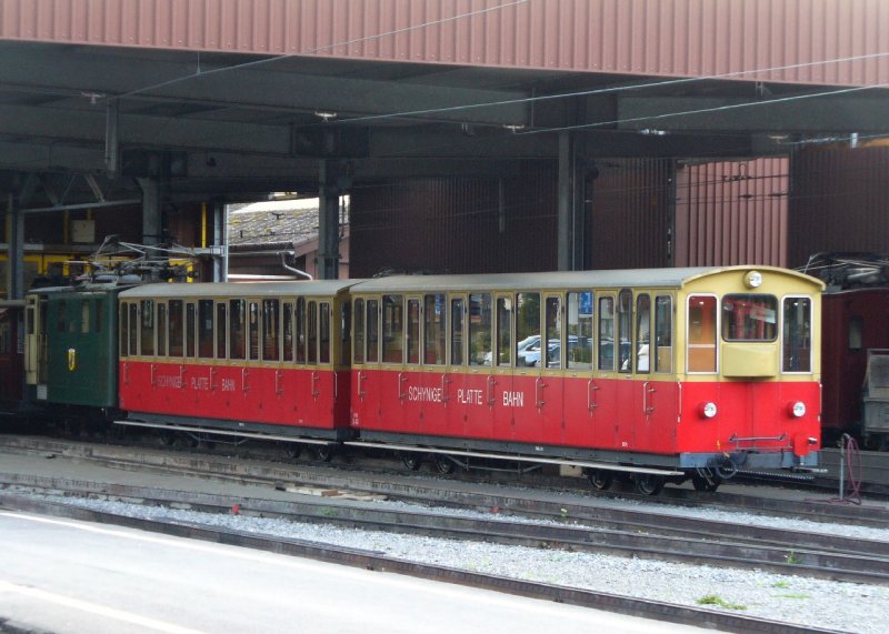 SPB - Abgestellter Personenzug mit Lok He 2/2 63 und den Personenwagen B 44 + B 45 im Bahnhof/Depotsareal von Zweiltschienen am 02.09.2007