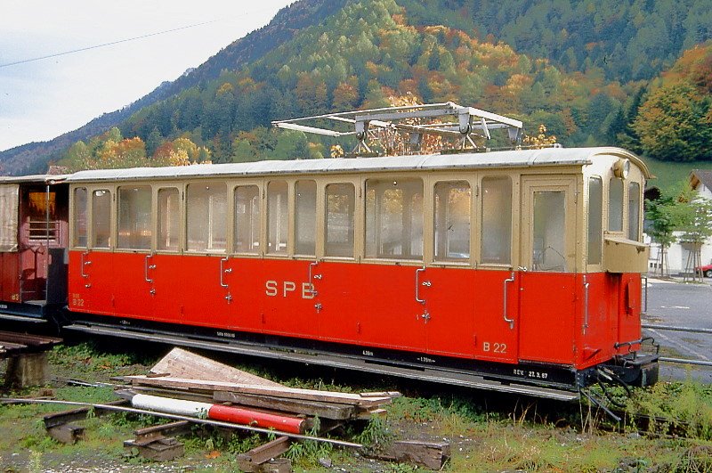 SPB - B 22 am 28.10.1992 in Wilderswil - 2.Klasse Personenwagen 4-achsig - Baujahr 1931 - SIG - Gewicht 5,90t - Sitzpltze 40 - LP 8,73m - zulssige Geschwindigkeit 25 km/h - =27.03.1983 - Lebenslauf: ex B4 22 - 1964 B 22
