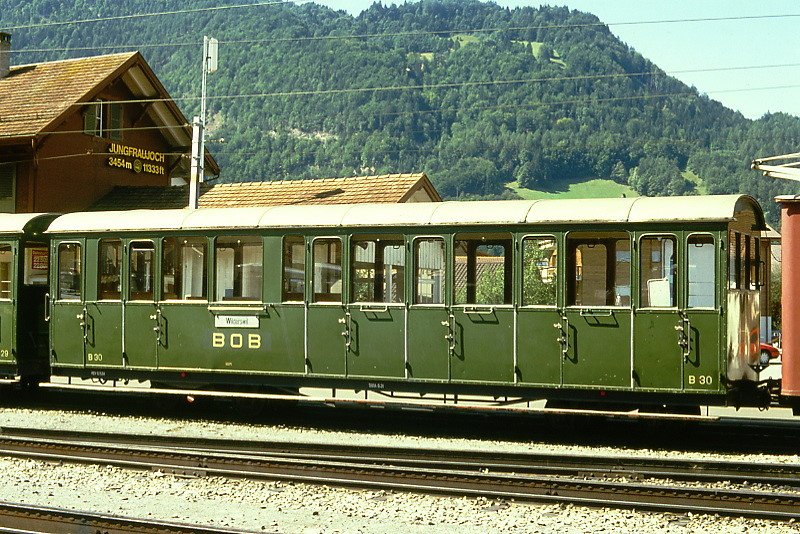 SPB - B 30 am 08.09.1990 in Wilderswil - 2.Klasse Personenwagen 4-achsig - Baujahr 1929 - SIG - Gewicht 6,30t - Sitzpltze 52 - LP 10,69m - zulssige Geschwindigkeit 25 km/h - =06.11.84 - Lebenslauf: ex WAB BC4 36 - 1956 B4 30 - 1970 SPB B 30 - 09/1992 Kastenabbruch - 05/1993 B 47 neuer Kasten
