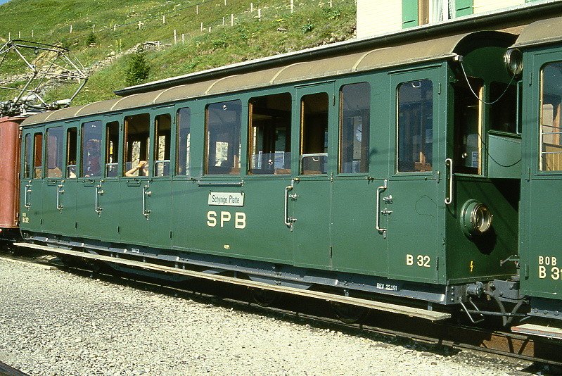 SPB - B 32 am 05.08.1994 in Schynige Platte - 2.Klasse Personenwagen 4-achsig - Baujahr 1926 - SIG - Gewicht 6,30t - Sitzpltze 46 - LP 10,59m - zulssige Geschwindigkeit 25 km/h - =25.01.1991 - Lebenslauf: ex WAB BC4 34 - 1956 AB4 31 - 1963 AB4 28 - 1964 B 28 - 1970 SPB B 32 - 2001 B 50 neuer Kasten.
