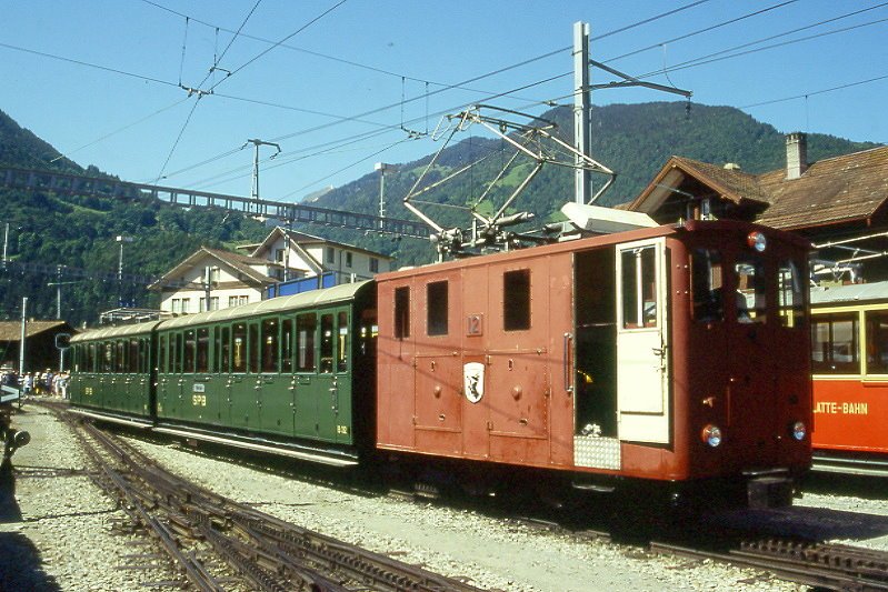 SPB Personenzug 638a von Schynige Platte nach Wilderswil am 20.06.1995 Einfahrt Wilderswil mit He 2/2 12 - B 32 - B 31 - Hinweis: Lok noch in alter brauner Lackierung
