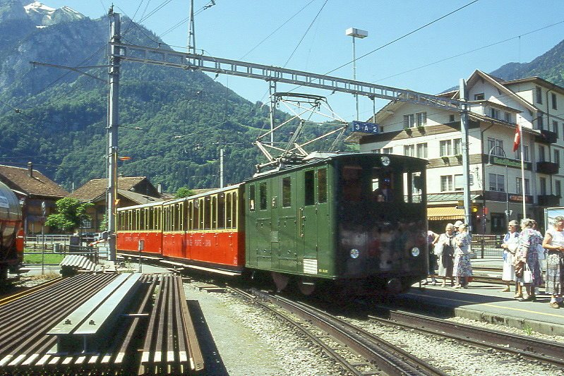 SPB Personenzug 640a von Schynige Platte nach Wilderswil am 20.06.1995 Einfahrt Wilderswil mit He 2/2 61 - B 43 - B 44.
