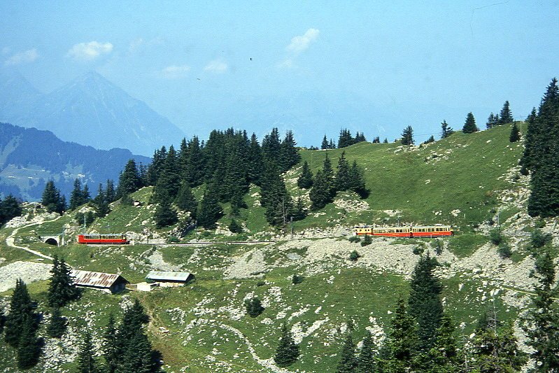 SPB Personenzug 640b + 640c von Schynige Platte nach Wilderswil am 05.08.1995 bei Bigelti mit He 2/2 16 - B 47 - B 48 + He 2/2 20 - B 28 - B 27. Hinweis: Zge fahren in Sichtabstand!
