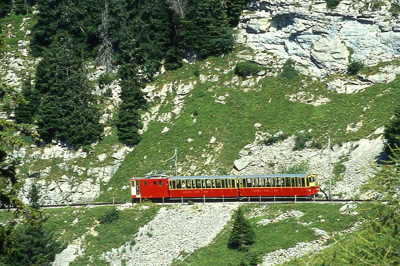 SPB Personenzug 640b von Schynige Platte nach Wilderswil am 05.08.1995 bei Bigelti mit He 2/2 16 - B 47 - B 48. Hinweis: Lok noch in alter Lackierung
