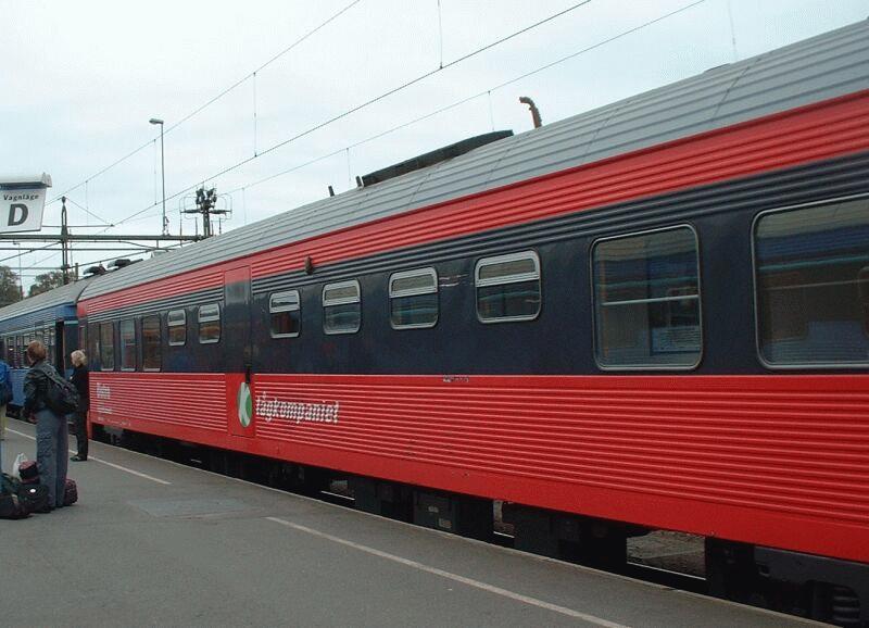 Speisewagen im Personenzug Gteborg - Lulea am 07.09.2002 im Bahnhof Boden.