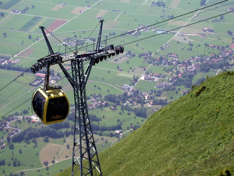 Spektakulr ist die Rundsicht ins St.Galler Rheintal (450 m/.M) von der Staubern Kanzel (1750 m/.M). Ebenso spannend ist die Fahrt mit der Luftseilbahn von Frmsen hoch zum Berggasthaus. Die Staubern Kanzel liegt am bekannten Hhenweg vom Hohen Kasten zum Flensee im Alpsteingebirge. (18.07.2004)