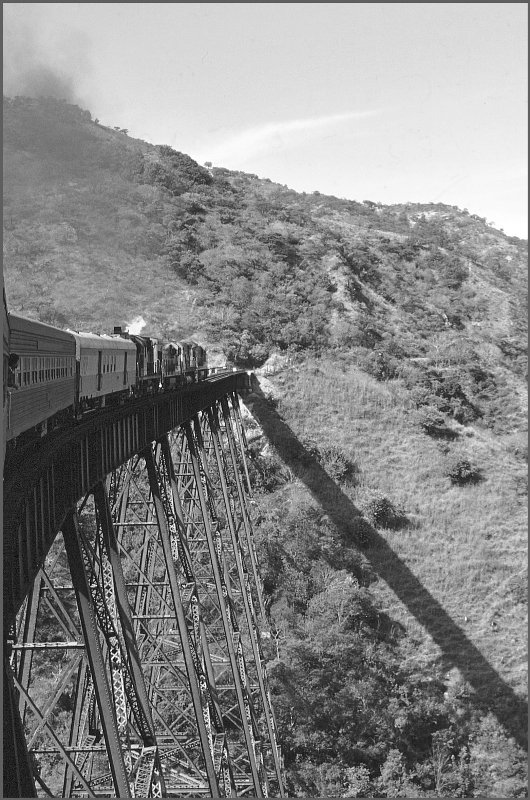 Spektakulre Viadukte zwischen Guadalajara und Tepic in der Sierra Madre. (Archiv 02/77)