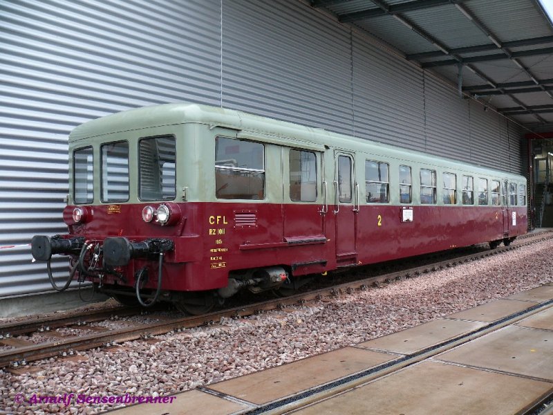 Spezialitten zur Feier 150 Joer Eisebunn zu Ltzebuerg:
Dieser vierachsige VB ist als CFL RZ1011 beschriftet unterwegs als historisches Fahrzeug in Luxemburg.
Tatschlich war dieser von Dcauville 1962 gebaute Beiwagen bei der SNCF als XR8291 im aktiven Einsatz.
Danach nach Luxemburg verkauft, erhielt er dort die Nummer CFL RZ1011.
Die CFL hatte 1949-55 10 Dcauville-Beiwagen als RZ1001-1010 beschafft, von denen jedoch keiner mehr existiert. 

10.05.2009
Luxemburg - 150 Joer Eisebunn zu Ltzebuerg