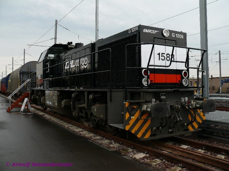 Spezialitten zur Feier 150 Joer Eisebunn zu Ltzebuerg:
Die schwarze CFL 1583 ist fr CFL-Cargo unterwegs.
Es ist eine Leasinglok des Typs G1206. Eigentmer dieser Lok ist MRCE-Dispo. Sie ist taschlich in Deutschland und nicht in Luxemburg im Fahrzeugregister eingestellt.

10.05.2009
Luxemburg - 150 Joer Eisebunn zu Ltzebuerg