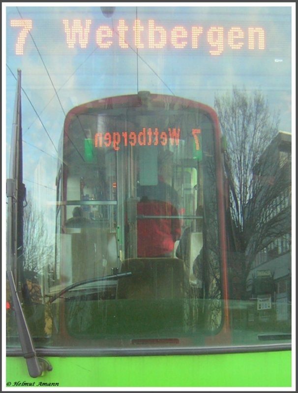 Spiegelung des Triebwagens 6146 in der Heckscheibe des Triebwagens 6122 am 29.12.2007 auf der Fahrt von Fasanenkrug nach Wettbergen.