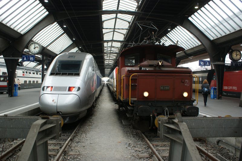 Spieglein, Spieglein an der Wand, wer ist die schnste im ganzen Land? TGV und Ee 3/3 16398 warten am 03.04.2009 auf die Ausfahrerlaubnis im HB Zrich.