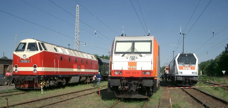 Spieglein, Spieglein an der Wand, wer ist die Schnste im ganzen Land? 119 158-4 (Dampflokfreunde Berlin), 285 102-0 (hvle) und 264 004-3 (hvle) am Tag der offenen Tr im Rbf Wustermark. 2009-05-01.