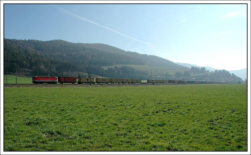 Spiel mit Gegenlicht. 1044.049 mit einem langen Containerzug nchst Seiz am 5.4.2007.