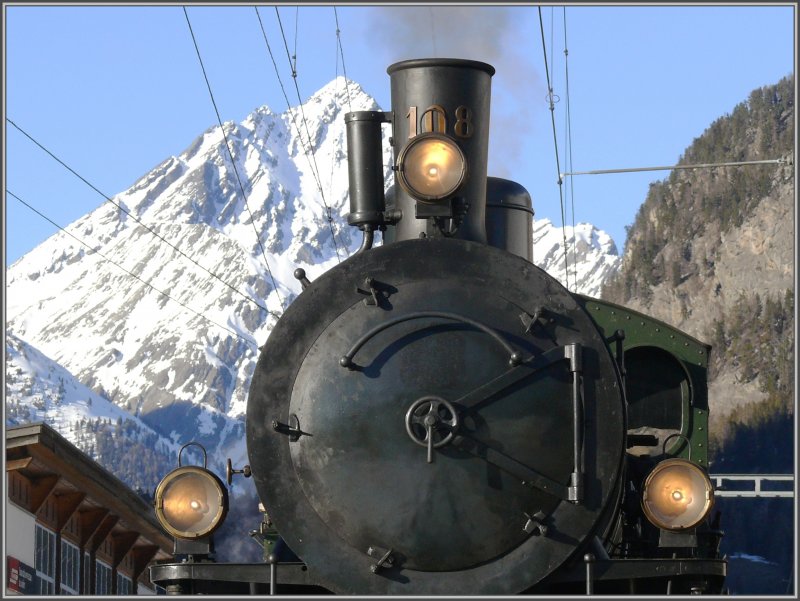 Spitzenlicht der G 4/5 108 vor der Silhouette des Piz Linard. (19.02.2008)