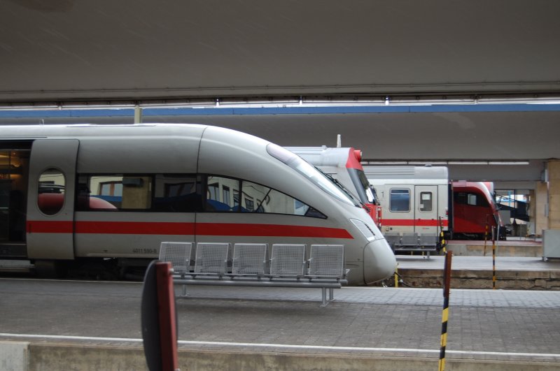 Spitzentreffen im Wiener Westbf. ICE, Cs-Steuerwagen, DB-IC-Wagen und Railjet haben Aufstellung genommen. 2.09