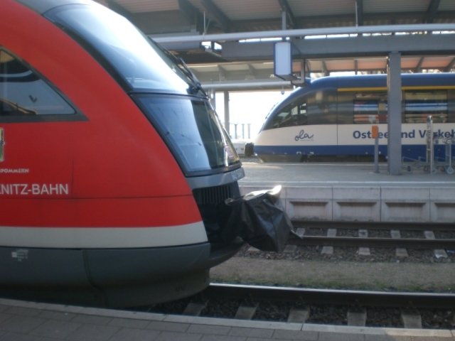 Spitzenvergleich von DB (Pregnitz-Bahn) Richtung Tessin und OLA Triebwagen nach Wismar. 31.12.2008 Rostock Hbf.