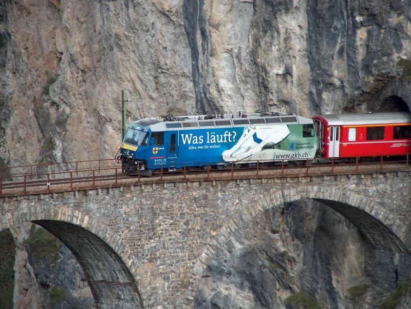  Sportschuh -Eloc 647 auf dem berhmten Landwasserviadukt am 13. Oktober 2004.